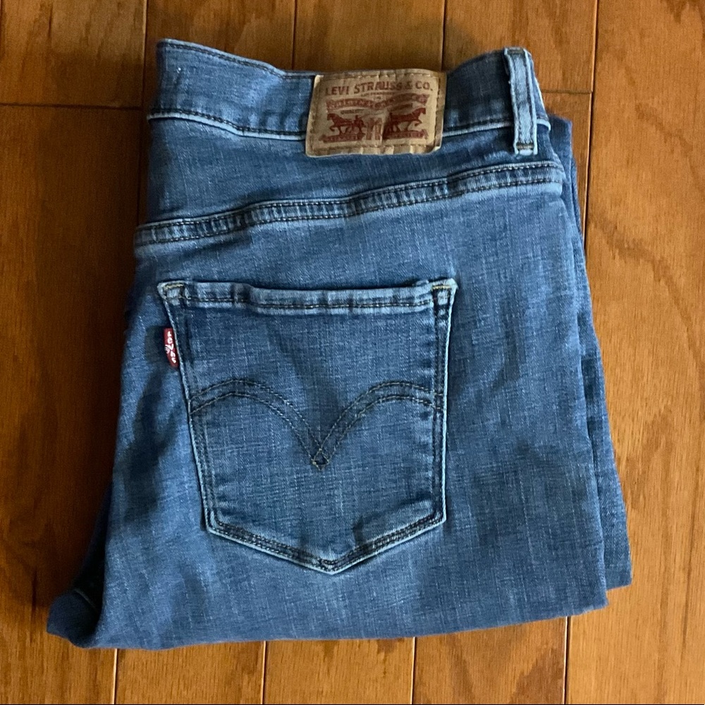 Levi’s’ Classic Boot Cut Zipper🪰Jeans! - Picture 1 of 13